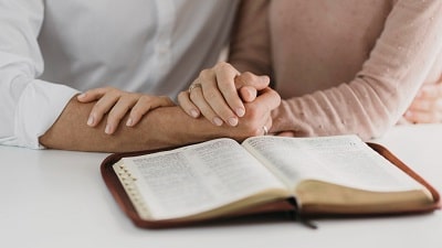 husband-and-wife-reading-the-bible-together-min