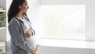 vista-lateral-mujer-embarazada-sosteniendo-su-vientre