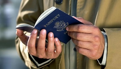 Hombre-con-Pasaporte-estadounidense-en-la-mano